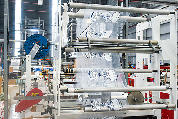 nhà sản xuất túi nilon sở hữu máy cắt túi nước đá hiện đại